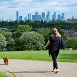 Stunning 2 Bed 2 Bath Luxury London Apartment!