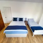 4 Bedroom House Parking & Garden Near Central London