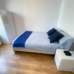 4 Bedroom House Parking & Garden Near Central London