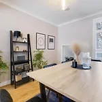 Luxury 3 Bedroom 2 Bathroom House, Fulham By 360Stays