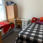 Double Bedroom Near The St James Street Rail Station