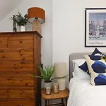The London Secret, 1 Bed Flat With Patio - Zone 2