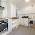 Modern 3 And 2 Bedroom Flat In Central London With Installed Ac