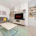 Modern 3 And 2 Bedroom Flat In Central London With Installed Ac