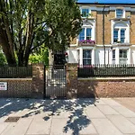 Modern 3 And 2 Bedroom Flat In Central London With Installed Ac
