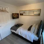 London Studios Very Close To Central Line Underground Shepherds Bush And Westfield Newly Refurbished