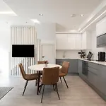 Luxury Spacious Modern New Apartment -Fully Equipped