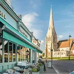 Beautiful 5-Bedroom Private House In Quiet London Street 2 Minutes From Station
