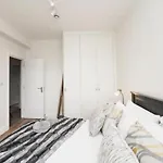 Spacious Family Home With Games Room & Garden