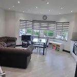 Modern 2 Bdr Apartment