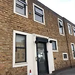 Flat In North Acton