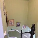 Luxury 5 Bedroom Home Near London Seven Kings Train Station- 5 Room, 6 Bed And Sleeps 8 Guest