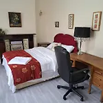 Luxury 5 Bedroom Home Near London Seven Kings Train Station- 5 Room, 6 Bed And Sleeps 8 Guest