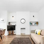 Bright And Stylish 2 Bedroom First Floor Flat