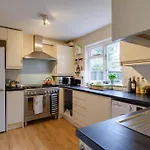 1 Bed Townhouse In Battersea Close To River Thames