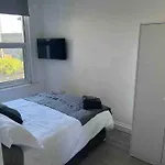 Entire 5 Bedroom Home With Garden - Sleeps 9
