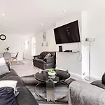 Lovely 3 Bedroom Flat In North London