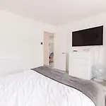 Lovely 3 Bedroom Flat In North London