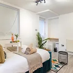 Funky Trendy Modern 3 Bed 3 Bath House In Dalston