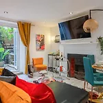 Funky Trendy Modern 3 Bed 3 Bath House In Dalston
