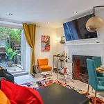 Funky Trendy Modern 3 Bed 3 Bath House In Dalston