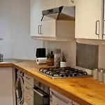 Lovely 1-Bed Apartment In London