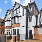 Lovely 1-Bedroom Flat With Patio