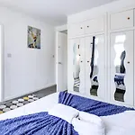 Beautiful 4-Bedroom 5-Bath House In Central London