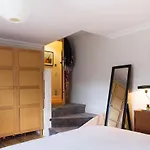 Bright & Spacious Modern 2 Bedroom Apartment