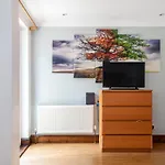 Bright 1 Bedroom Apt Wpatio, Next To Westfield Centre