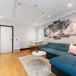 Bright 1 Bedroom Apt Wpatio, Next To Westfield Centre