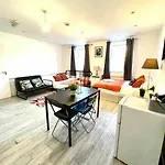 Spacious Studio Flat In Central London