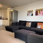 Spacious Flat In Manor House, London