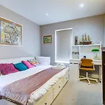 2 Bedroom Spacious Apartment In The Heart Fulham