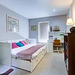 2 Bedroom Spacious Apartment In The Heart Fulham