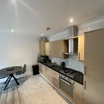 2 Bed Apartment With Garden & Parking West London
