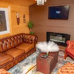 Unique Home W/Garden Hot Tub, Sauna & Cinema Room