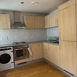Bright And Spacious Flat In Wimbledon, London