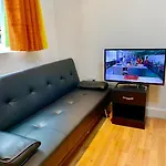 London Studio Apartments, Private Bathroom, Kitchenette, Parking, Np5