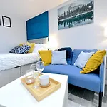 Cozy Studio Retreat In Vibrant Crystal Palace,