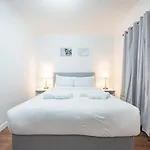 Bright Cosy Cottage With Parking And Outdoor Patio