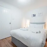 Bright Cosy Cottage With Parking And Outdoor Patio