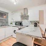 Bright Cosy Cottage With Parking And Outdoor Patio