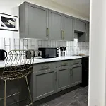 Luxury 3 Bed Home In London