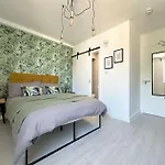 Chic 5-Br, All Ensuites With Tvs