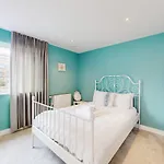 Modern And Spacious 4 Bed House In The City Centre