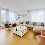 Modern And Spacious 4 Bed House In The City Centre