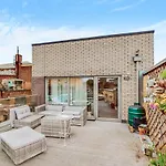 Modern And Spacious 4 Bed House In The City Centre