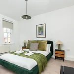 Spacious 4Br 3-Storey Townhouse In Lively Deptford