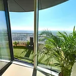 Stylish 1-Bedroom Apt With Stunning London Views